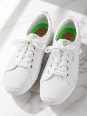 CARIUMA White Canvas Sneakers Size 9